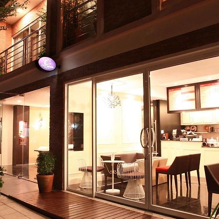 Mirth Sathorn Hotel Bangkok Buitenkant foto