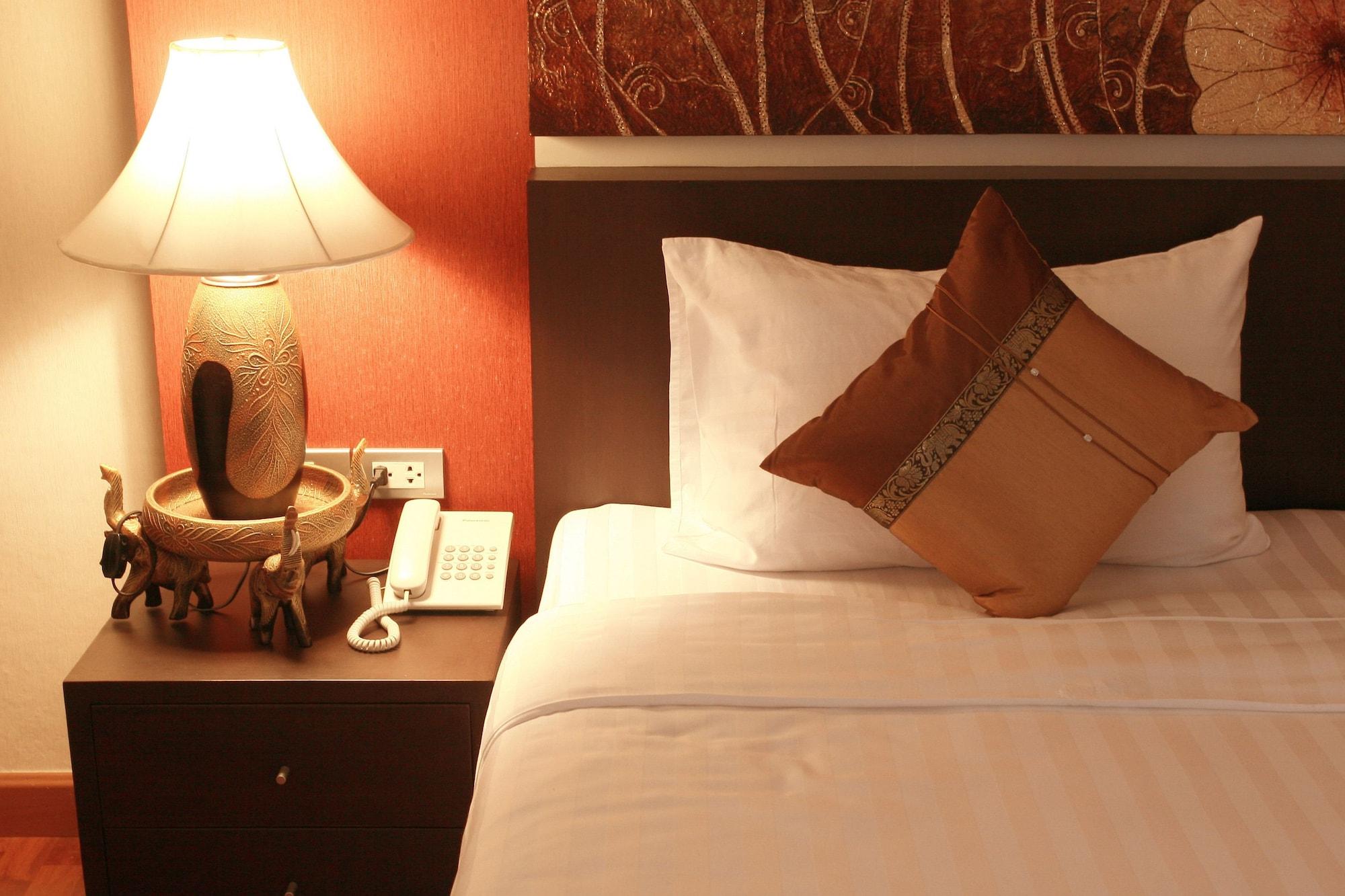 Mirth Sathorn Hotel Bangkok Buitenkant foto